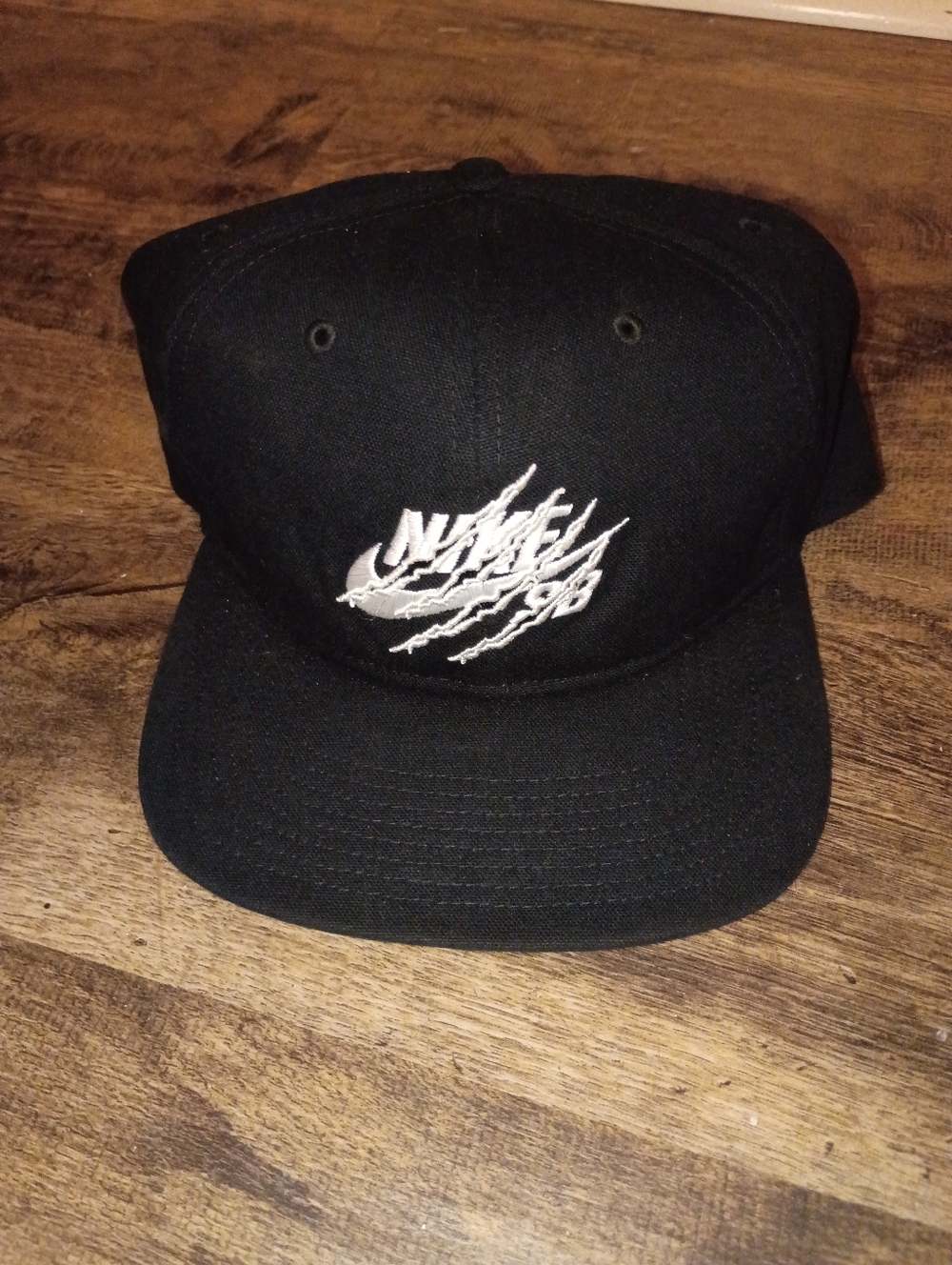 Nike SB SCRATCH Snapback Hat with White Claw Embroidery